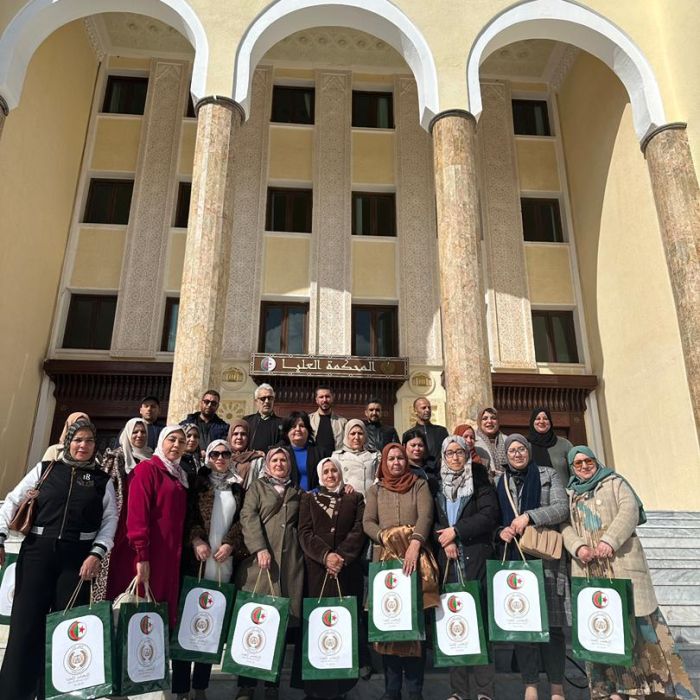زيارة ميدانية لموظفي مصالح الطعون بالجهات القضائية المتربصين بالمدرسة الوطنية لمستخدمي أمانات الضبط الى المحكمة العليـا